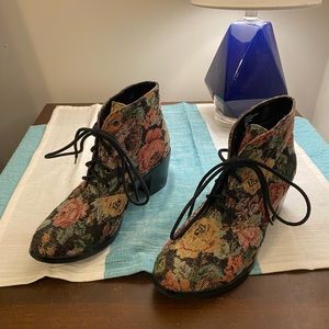 Diba womens boots 7.5 fabric tapestry multicolor floral  lace up block heel